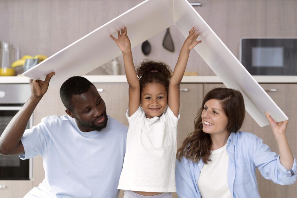 Familia feliz con cubierta de ingecubiertas