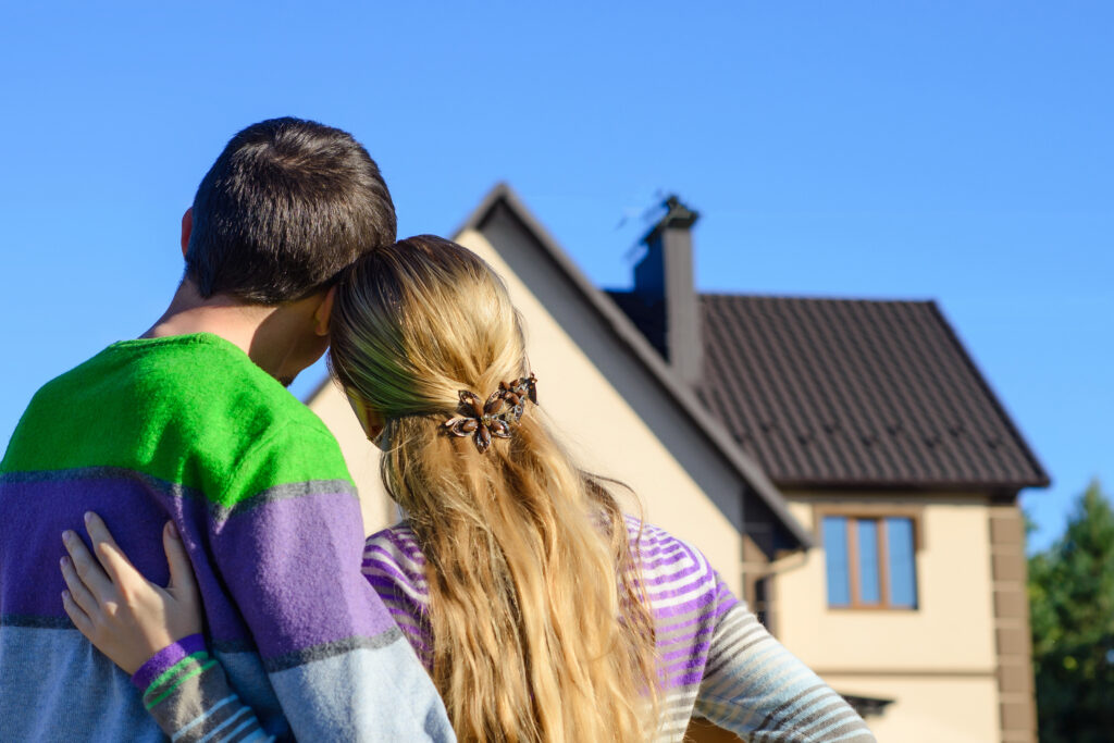 Familias felices con cubiertas de su casa